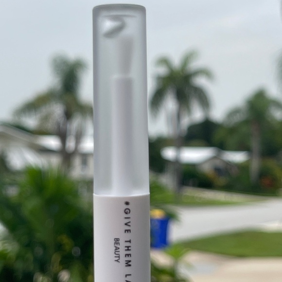 GIVE THEM LALA Beauty Matte & Moisture 2 in 1 Lip Duo Wand In Birthday Suit - Picture 5 of 10